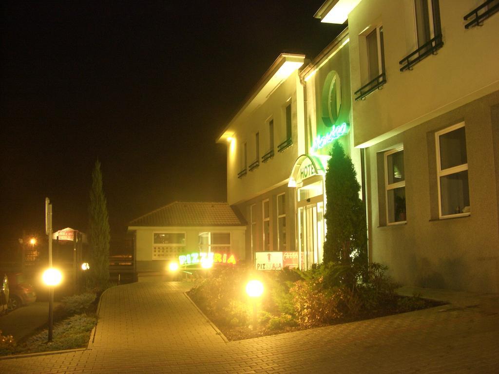 Mondeo Prague Hotel Buitenkant foto